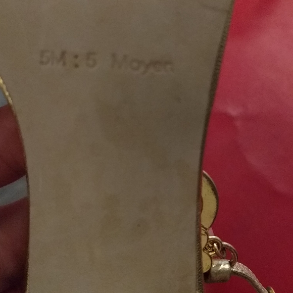 🌸🍀🌺 Gold heels shoes by Guess🌸🌸🌺👠👠 - Picture 9 of 10